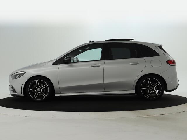Mercedes-Benz B-KLASSE 180 AMG Nightpakket | Panoramadak | Trekhaak | Parkeerpakket met Camera | Stoelverwarming | Car Play | LED | Inclusief 12 Maanden Garantie