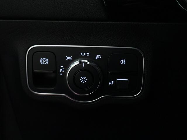 Mercedes-Benz B-KLASSE 180 Business Solution AMG | Panoramadak | Achteruitrijcamera | Nightpakket | Apple Carplay | Inclusief 24 maanden MB Certified garantie voor Europa.