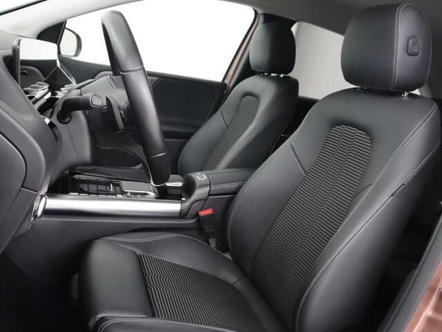 Mercedes-Benz B-KLASSE 250e Urban Night | Adaptive cruise | Stoelverwarming | Camera | Carplay | Sfeerverlichting | Half leder | Full LED | Widescreen | Park Assist | Navigatie | PHEV | Plug In