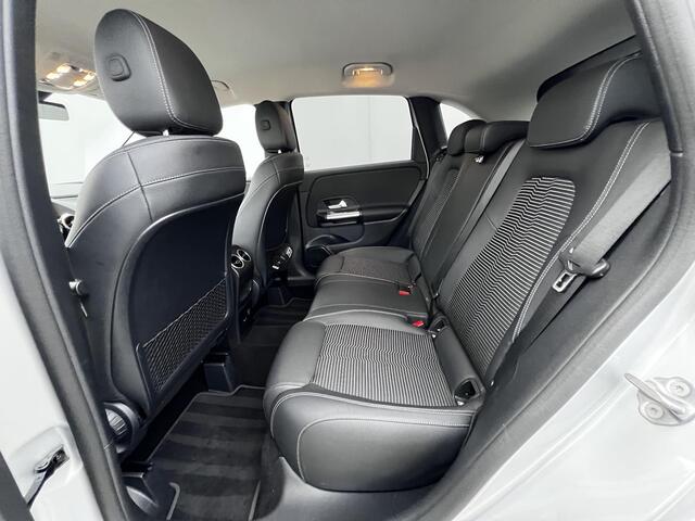 Mercedes-Benz B-KLASSE 180 Business Solution Luxury Automaat / Virtual Cockpit / Navigatie / Stoelverwarming / Elektrische klep / Apple Carplay Android / 17"LM wielen met All Season banden /