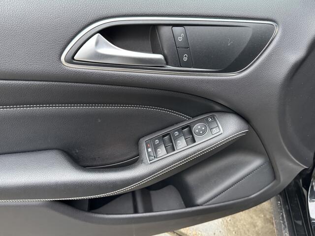 Mercedes-Benz B-KLASSE 180 Ambition plus 122pk Automaat Navigatie PDC AMG Line