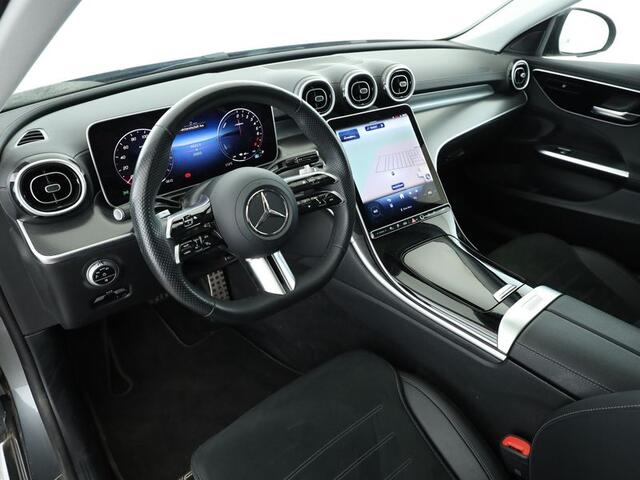Mercedes-Benz C-KLASSE Estate 300 e AMG Plug-In Hybride AMG Line | Night Pakket | Trekhaak | Panorama Schuif-Kanteldak | Dodehoek Assist | Stuur en Stoelverwarming. Inclusief 24 maanden MB Certified garantie voor Europa.