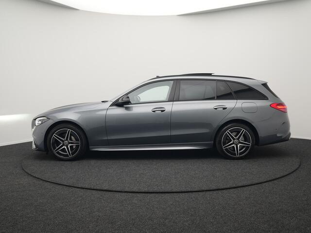 Mercedes-Benz C-KLASSE Estate 300 e AMG Night Plug In Hybrid 320pk Dealer O.H. PHEV | Panodak | Trekhaak af Fabriek | Alcantara Sportstoelen Verwarmd | Sfeerverlichting | Navigatie | Apple Carplay | Virtual | Camera | DAB |