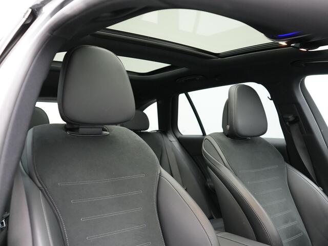 Mercedes-Benz C-KLASSE Estate 300 e AMG Night Plug In Hybrid 320pk Dealer O.H. PHEV | Panodak | Trekhaak af Fabriek | Alcantara Sportstoelen Verwarmd | Sfeerverlichting | Navigatie | Apple Carplay | Virtual | Camera | DAB |
