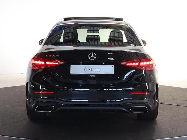Mercedes-Benz C-KLASSE 300e Business Solution AMG | Panoramaschuifdak | Nightpakket | Digital Light | 19" LM velgen | Dodehoekassistent | 360° camera | Stoelverwarming | Sfeerverlichting |