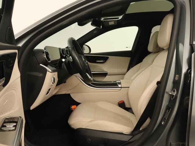 Mercedes-Benz C-KLASSE 200 Launch Edition Luxury Line | Panoramadak | Trekhaak | Leder | Stoelverwarming | Carplay | Camera | Sfeerverlichting | Navigatie | 18'' | Getint glas