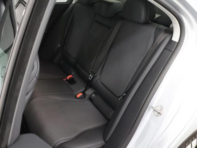 Mercedes-Benz C-KLASSE 300 e Luxury Line | Night | Stoelverwarming | Achteruitrijcamera | Trekhaak |