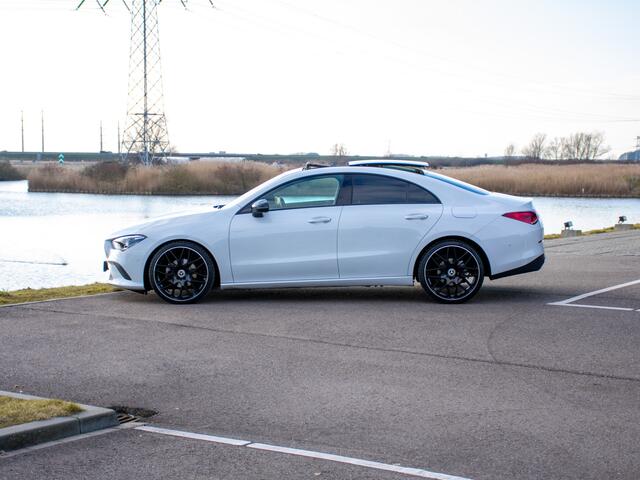 Mercedes-Benz CLA-KLASSE 180 AMG Line | Pano | Adaptieve Cruise | Camera