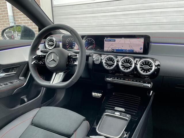 Mercedes-Benz CLA-KLASSE 180 AMG Line | Premium Pakket | Night Pakket | Panoramadak | MULTIBEAM LED koplampen | Dodehoekassistent | Advanced Sound System | Sfeerverlichting | Stoelverwarming | Achteruitrijcamera | Elektrisch Inklapbare Buitenspiegels | Showmodel