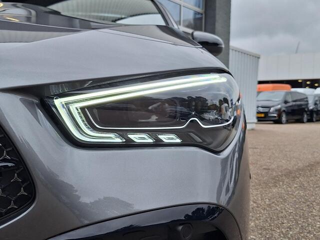 Mercedes-Benz CLA-KLASSE 200 AMG Line | Premium Pakket | Night Pakket | Winter Pakket | Panoramadak | Trekhaak | Burmester Surround Sound | MULTIBEAM LED Koplampen | Dodehoekassistent | Apple CarPlay | Android Auto | Sfeerverlichting | Stoelverwarming | Showmodel