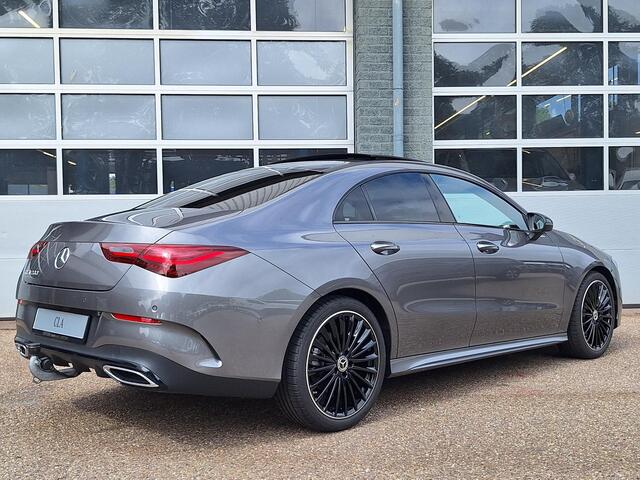 Mercedes-Benz CLA-KLASSE 200 AMG Line | Premium Pakket | Night Pakket | Winter Pakket | Panoramadak | Trekhaak | Burmester Surround Sound | MULTIBEAM LED Koplampen | Dodehoekassistent | Apple CarPlay | Android Auto | Sfeerverlichting | Stoelverwarming | Showmodel