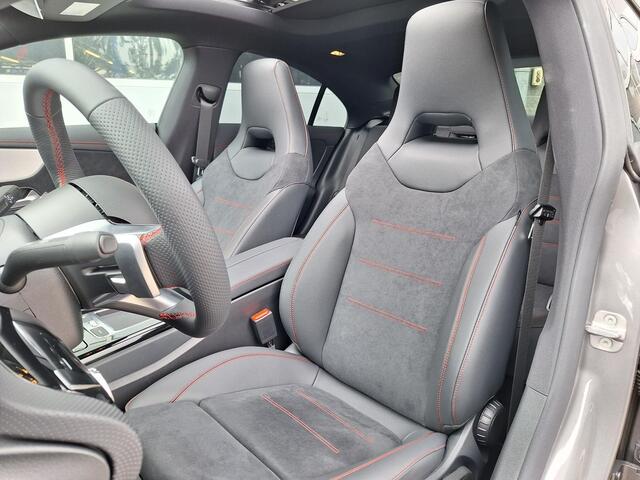 Mercedes-Benz CLA-KLASSE 200 AMG Line | Premium Pakket | Night Pakket | Winter Pakket | Panoramadak | Trekhaak | Burmester Surround Sound | MULTIBEAM LED Koplampen | Dodehoekassistent | Apple CarPlay | Android Auto | Sfeerverlichting | Stoelverwarming | Showmodel