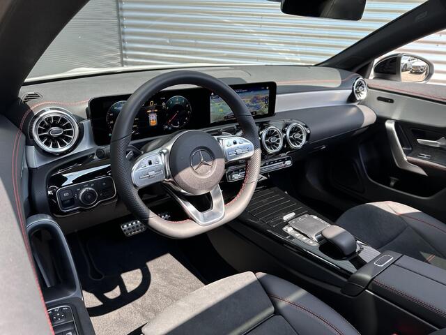 Mercedes-Benz CLA-KLASSE Shooting Brake 180 AMG Line | Nightpakket | Panoramadak | Achteruitrijcamera | Stoelverwarming | Dodehoekassistent | Sfeerverlichting
