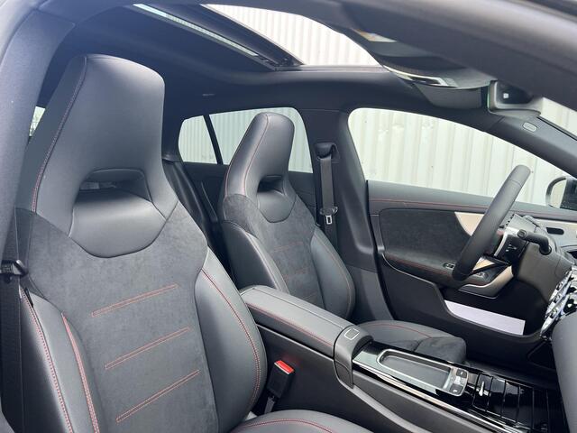 Mercedes-Benz CLA-KLASSE Shooting Brake 180 AMG Line | Premium Pakket | Night Pakket | Panoramadak | Trekhaak | MULTIBEAM LED Koplampen | Apple CarPlay | Android Auto | Advanced Sound System | Sfeerverlichting | Stoelverwarming | Achteruitrijcamera | Showmodel