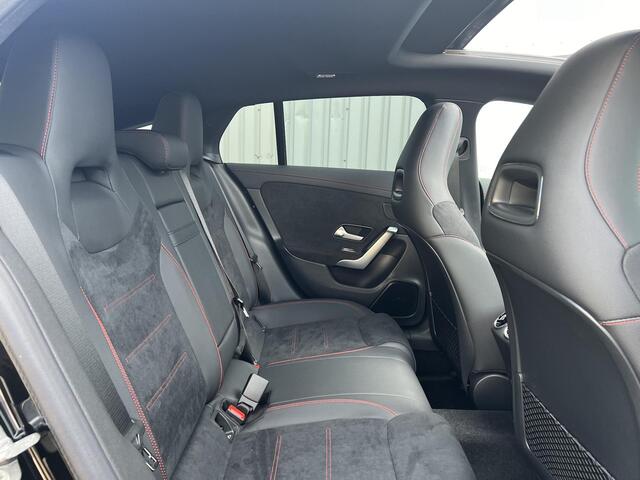 Mercedes-Benz CLA-KLASSE Shooting Brake 180 AMG Line | Premium Pakket | Night Pakket | Panoramadak | Trekhaak | MULTIBEAM LED Koplampen | Apple CarPlay | Android Auto | Advanced Sound System | Sfeerverlichting | Stoelverwarming | Achteruitrijcamera | Showmodel