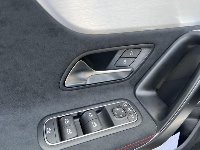 Mercedes-Benz CLA-KLASSE Shooting Brake 180 AMG Line | Premium Pakket | Night Pakket | Panoramadak | Trekhaak | MULTIBEAM LED Koplampen | Apple CarPlay | Android Auto | Advanced Sound System | Sfeerverlichting | Stoelverwarming | Achteruitrijcamera | Showmodel