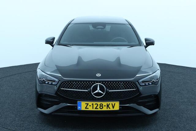 Mercedes-Benz CLA-KLASSE Shooting Brake 200 AMG Line | Premium Plus | Night Pakket | Panoramadak | Dodehoekassistent | Head-up Display | MULTIBEAM LED Koplampen | 360° Camera | Elektrisch Verstelbare Voorstoelen + Memory | Sfeerverlichting | Stoelverwarming | Showmodel