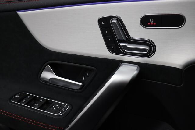 Mercedes-Benz CLA-KLASSE Shooting Brake 200 AMG Line | Premium Plus | Night Pakket | Panoramadak | Dodehoekassistent | Head-up Display | MULTIBEAM LED Koplampen | 360° Camera | Elektrisch Verstelbare Voorstoelen + Memory | Sfeerverlichting | Stoelverwarming | Showmodel