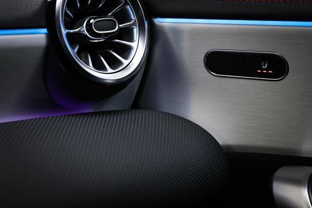 Mercedes-Benz CLA-KLASSE 180 AMG Line | WIDESCREEN | PANORAMADAK | SFEERVERLICHTING