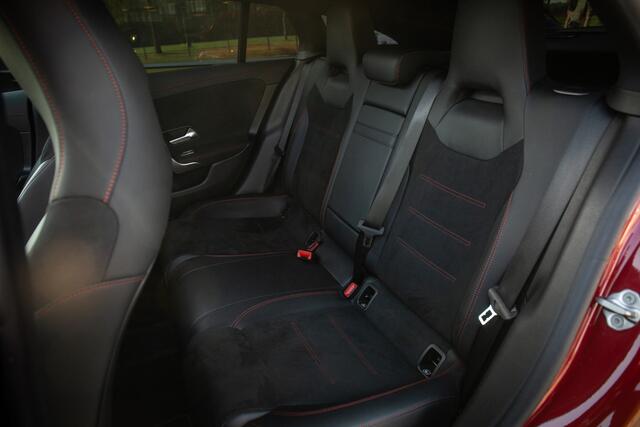 Mercedes-Benz CLA-KLASSE Shooting Brake 250 e AMG Line Panoramadak, Achteruitrijcamera, isofix, schakelflippers