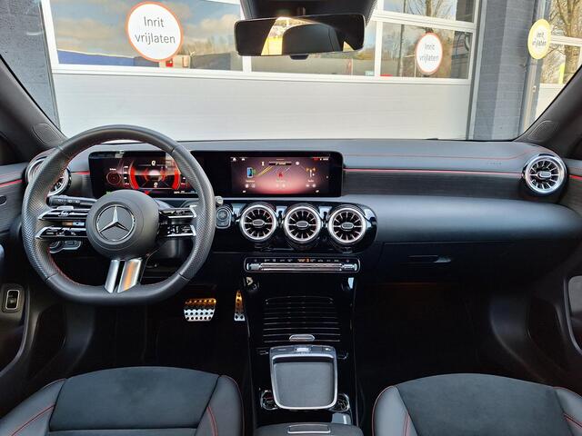 Mercedes-Benz CLA-KLASSE Shooting Brake 180 | Panoramadak | AMG | Achteruitrijcamera | Stoelverwarming | Multibeam LED | Sfeerverlichting | Keyless-GO | Elektrische achterklep