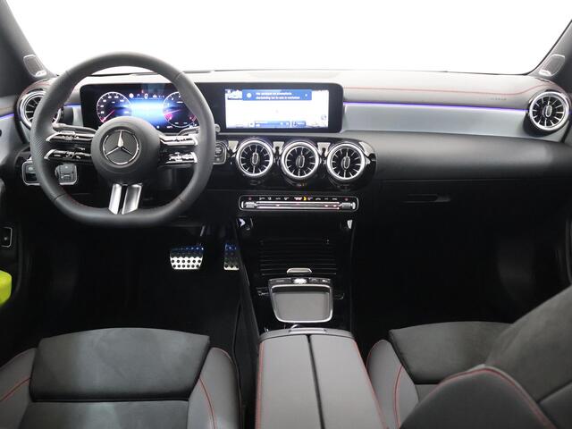 Mercedes-Benz CLA-KLASSE 180 Business Solution AMG | Rijassistentie pakket plus | Winter pakket | Burmester | Panorama dak | Techniek pakket | Trekhaak | Head-Up Display |