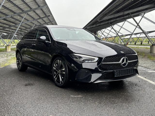 Mercedes-Benz CLA-KLASSE 180 Star Edition Luxury Line | Panoramadak | Getint glas | Sfeerverlichting | Widescreen | Stoelverwarming |