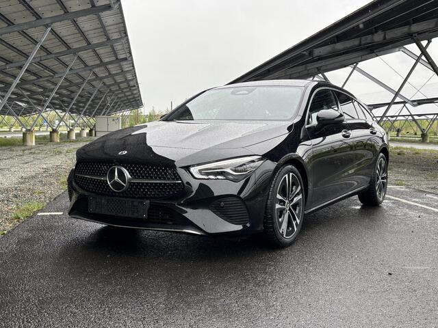 Mercedes-Benz CLA-KLASSE 180 Star Edition Luxury Line | Panoramadak | Getint glas | Sfeerverlichting | Widescreen | Stoelverwarming |