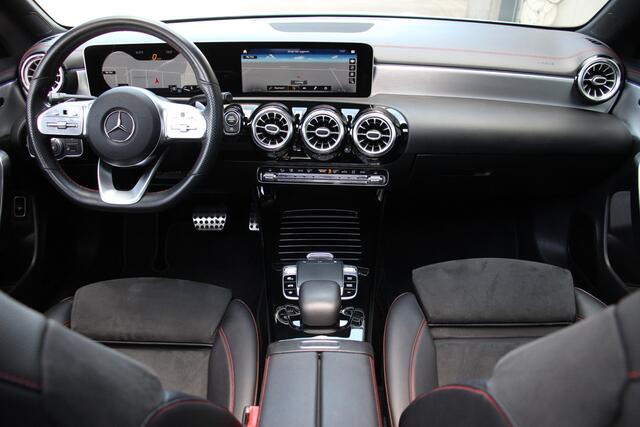 Mercedes-Benz CLA-KLASSE 180 AMG | Night pakket | Pano | Sfeerverlichting | Camera