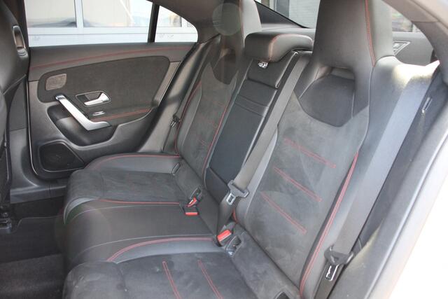 Mercedes-Benz CLA-KLASSE 180 AMG | Night pakket | Pano | Sfeerverlichting | Camera