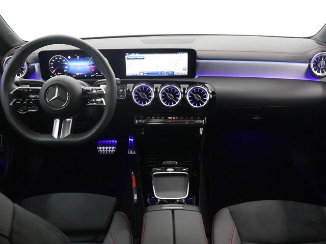 Mercedes-Benz CLA-KLASSE 180 AMG Line Premium Pack | Panorama Schuifdak | Multibeam lead | Sfeerverlichting | Augmented Reality