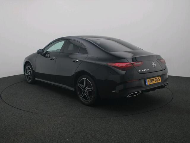 Mercedes-Benz CLA-KLASSE 250e AMG Nightpakket Keyless GO | Sfeerverlichting | Dode Hoek Ass | Stoelverwarming | Parkeerpakket met Camera | Car Play | Inclusief 24 maanden Mercedes-Benz Certified garantie voor Europa.