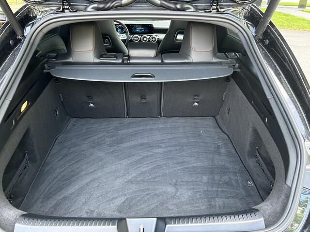 Mercedes-Benz CLA-KLASSE Shooting Brake 200 AMG // Panoramadak // Sfeerverlichting // Privacy Glas // 19" Velgen // Carplay // Augmented Reality