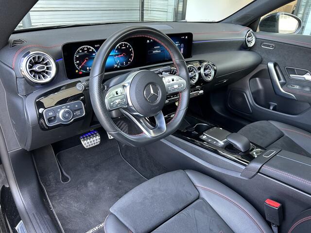 Mercedes-Benz CLA-KLASSE Shooting Brake 200 AMG // Panoramadak // Sfeerverlichting // Privacy Glas // 19" Velgen // Carplay // Augmented Reality