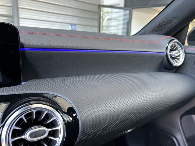 Mercedes-Benz CLA-KLASSE Shooting Brake 200 AMG // Panoramadak // Sfeerverlichting // Privacy Glas // 19" Velgen // Carplay // Augmented Reality