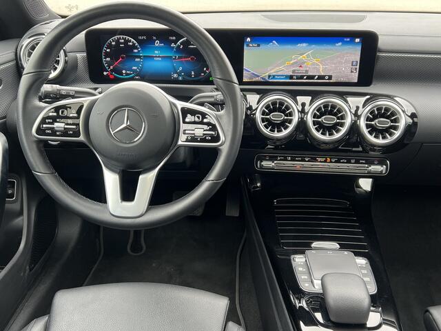 Mercedes-Benz CLA-KLASSE Shooting Brake 180 D 2.0 Automaat Business Solution Luxury Navigatie Trekhaak Panoramadak Elek. Stoelen Leer Stoelverwarming DAB Keyless Getint Glas NL Auto BTW