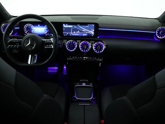 Mercedes-Benz CLA-KLASSE 180 Star Edition AMG Line | Nightpakket | KEYLESS GO-comfortpakket | Parkeerpakket met achteruitrijcamera | USB pakket plus | Dodehoekassistent | Sfeerverlichting | Draadloos oplaadsysteem voor Smartphone |