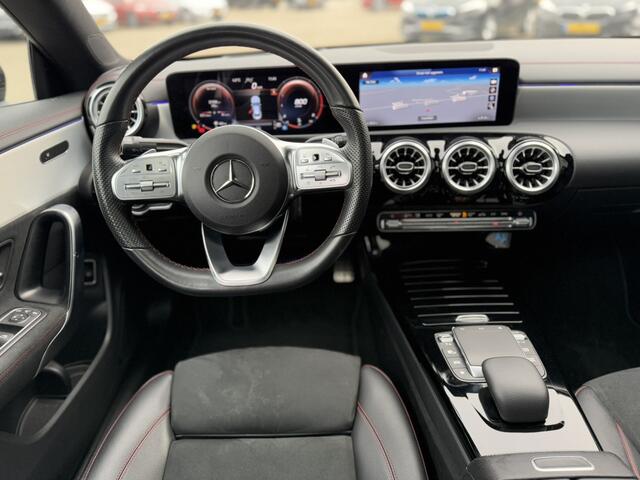 Mercedes-Benz CLA-KLASSE 180 AMG Line Panoramadak-/ Schuif-kanteldak Widescreen Keyless Entry Head-Up Display Ambienteverlichting ACC 19 Inch LED 360 Graden Camera Night Pakket BTW Vol!!