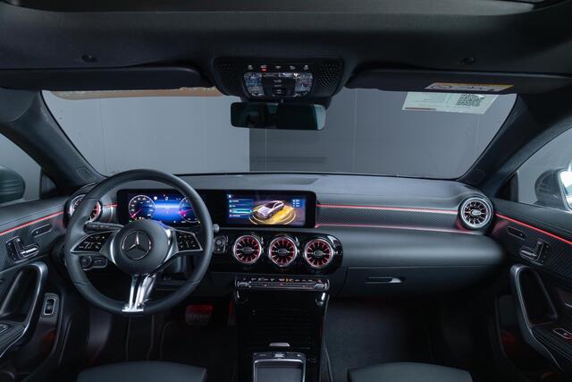 Mercedes-Benz CLA-KLASSE Shooting Brake 180 Luxury Line Panorama dak | Trekhaak