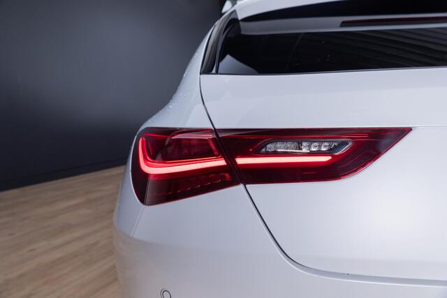 Mercedes-Benz CLA-KLASSE Shooting Brake 200 Luxury Line Panorama dak