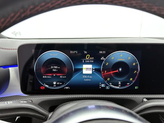 Mercedes-Benz CLA-KLASSE 200 AMG-Line | Night pakket | Panorama schuif/kanteldak | Sfeerverlichting | parkeerpakket + camera achter | Spiegelpakket | Stoelverwarming | KEYLESS GO-comfortpakket Inclusief 24 maanden MB Certified garantie voor Europa.