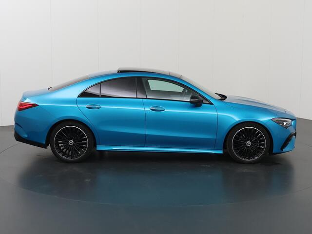 Mercedes-Benz CLA-KLASSE 180 AMG Line | Panoramadak| Night | Parkeercamera | 19" lichtmetalen velgen | Stoelverwarming | Keyless Go |