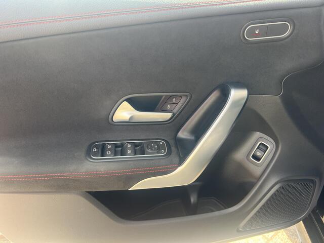 Mercedes-Benz CLA-KLASSE 180 AMG Panorama Multibeam Matrix 19 Inch