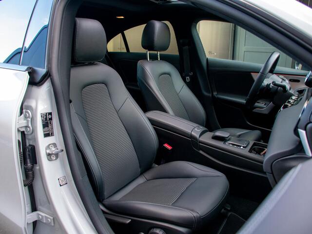 Mercedes-Benz CLA-KLASSE 180 AMG Line | Pano | Adaptieve Cruise | Camera