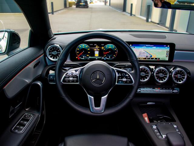 Mercedes-Benz CLA-KLASSE 180 AMG Line | Pano | Adaptieve Cruise | Camera