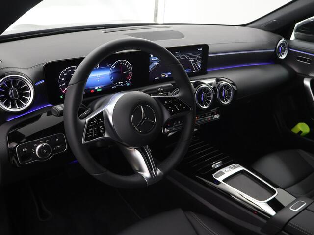 Mercedes-Benz CLA-KLASSE 180 Shooting Brake Star Edition Luxury Line | Panoramadak | Donkergetint glas | Parkeerassistent PARKTRONIC | Sfeerverlichting |