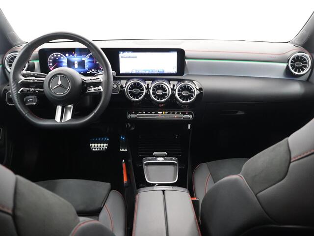 Mercedes-Benz CLA-KLASSE Shooting Brake 250e Star Edition AMG Line | Panorama schuifdak | MULTIBEAM LED | Nightpakket | Sfeerverlichting | Multispaak Velgen