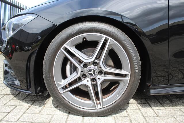 Mercedes-Benz CLA-KLASSE Shooting Brake 180 AMG Orig. Ned./Automaat/Apple carplay/Sfeerverlichting/Airco/Navigatie/Cruise control/Wide digital screen/Elektrische achterklep/Stoelverwarming/Keyless entry+start/Spiegels inklapbaar/Achteruitrijcamera/Lichtmetalen velgen