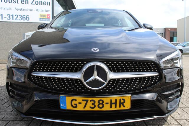 Mercedes-Benz CLA-KLASSE Shooting Brake 180 AMG Orig. Ned./Automaat/Apple carplay/Sfeerverlichting/Airco/Navigatie/Cruise control/Wide digital screen/Elektrische achterklep/Stoelverwarming/Keyless entry+start/Spiegels inklapbaar/Achteruitrijcamera/Lichtmetalen velgen