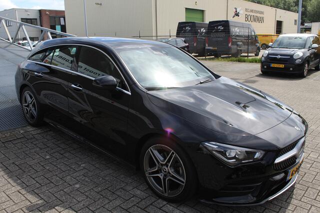 Mercedes-Benz CLA-KLASSE Shooting Brake 180 AMG Orig. Ned./Automaat/Apple carplay/Sfeerverlichting/Airco/Navigatie/Cruise control/Wide digital screen/Elektrische achterklep/Stoelverwarming/Keyless entry+start/Spiegels inklapbaar/Achteruitrijcamera/Lichtmetalen velgen